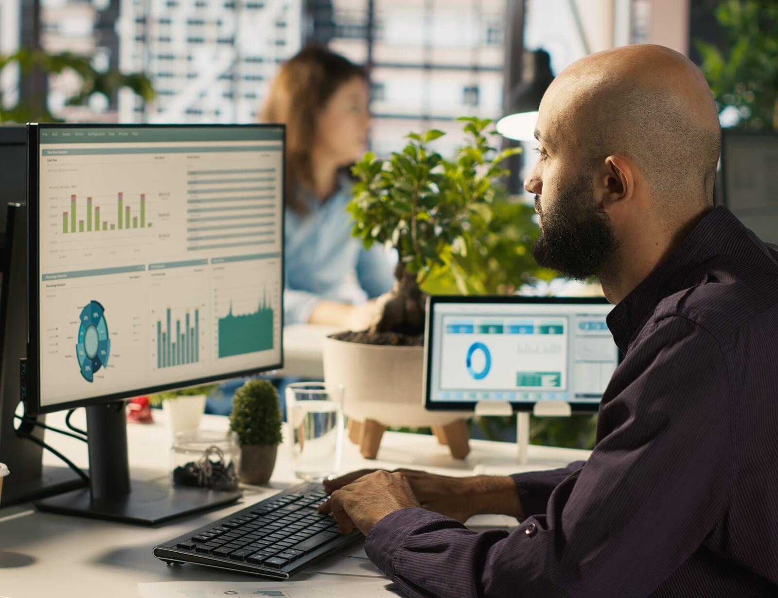 Une consultante est en train de présenter les étapes du projet à l'équipe projet qui est assise autour d'une table en salle de réunion.