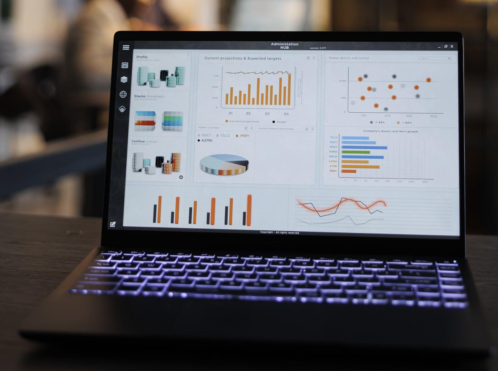 Une consultante est en train de présenter les étapes du projet à l'équipe projet qui est assise autour d'une table en salle de réunion.