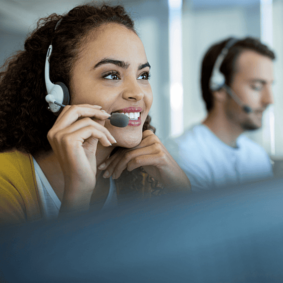 Une femme souriante portant une casque avec micro